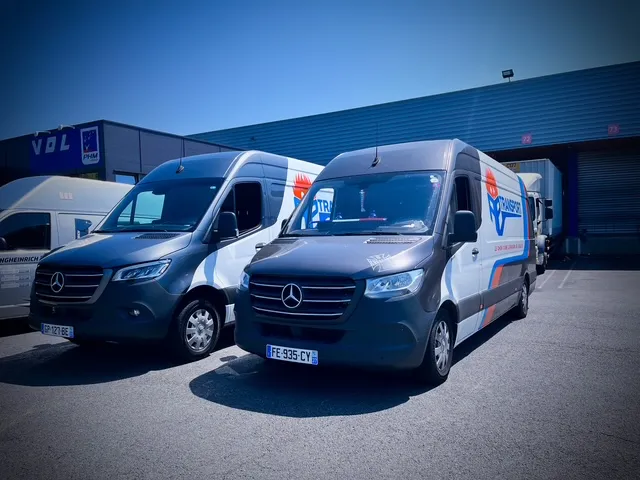 flotte de véhicules de l'entreprise de transport stationnée sur un parking.