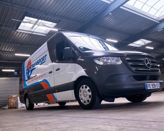 véhicule de l'entreprise de transport stationné dans un hangar spacieux.
