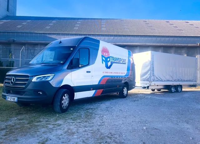véhicule de l'entreprise de transport avec remorque bâchée stationné à l'extérieur. ​​