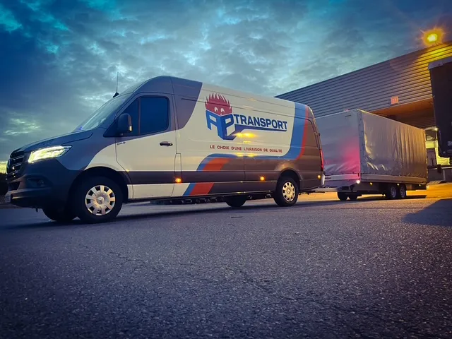 Camionnette de transport express avec remorque bâchée prête pour l'acheminement.