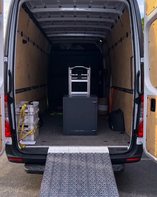 Intérieur d'une camionnette de transport express chargée d'un coffre-fort sécurisé.