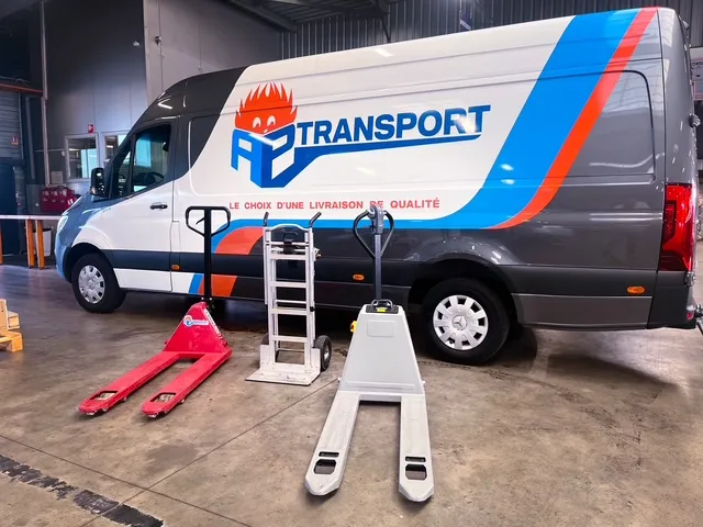 Camionnette de transport express AP Transport équipée de transpalettes pour manutention et sécurité.