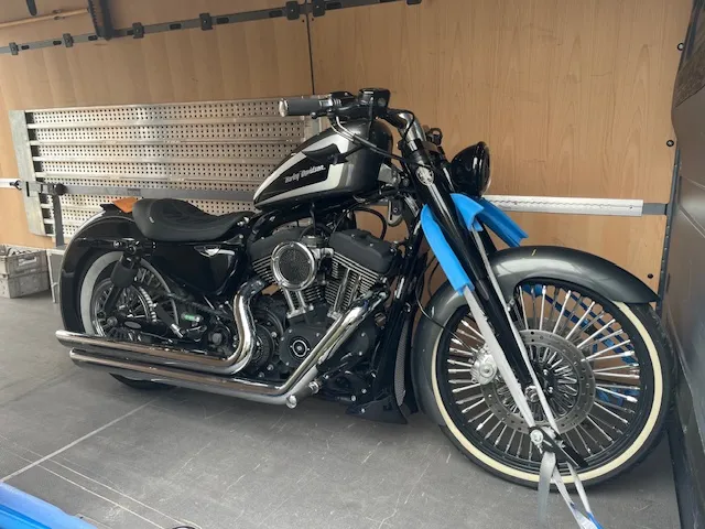 Moto précieuse attachée à l'intérieur d'une camionnette de transport express, prête pour la livraison. ​​