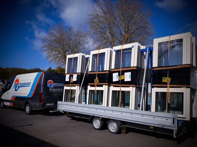 Remorque transportant des fenêtres, sécurisée pour le transport avec remorque.
