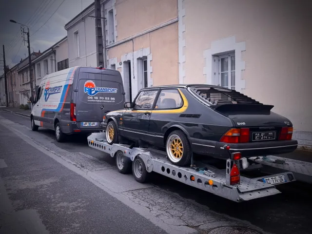 Remorque attelée transportant une voiture de collection en toute sécurité.
